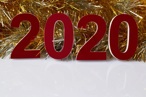 Inscrição vermelha, ouropel em um fundo branco como um símbolo do ano novo, design para cartões postais . — Fotografia de Stock