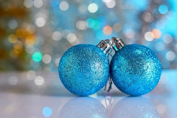 Два рождественских шара на фоне бликов. Фото подходящего дизайнера для поздравительных открыток . — стоковое фото