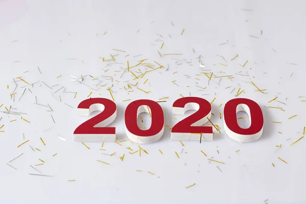 A inscrição 2020 em um fundo branco como um símbolo do ano novo, desenho de um cartão postal . — Fotografia de Stock
