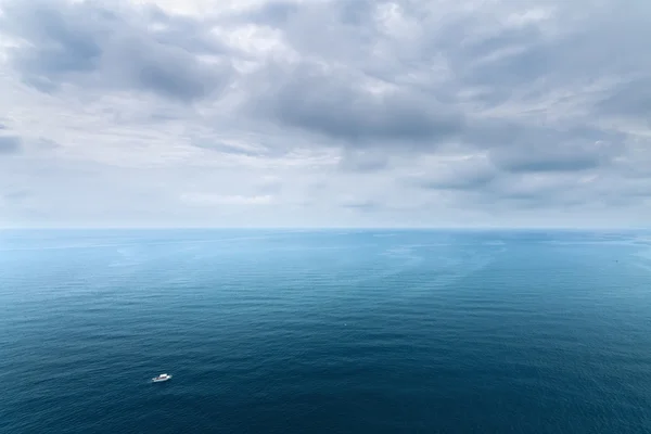 Barco de mar negro en las olas — Foto de Stock