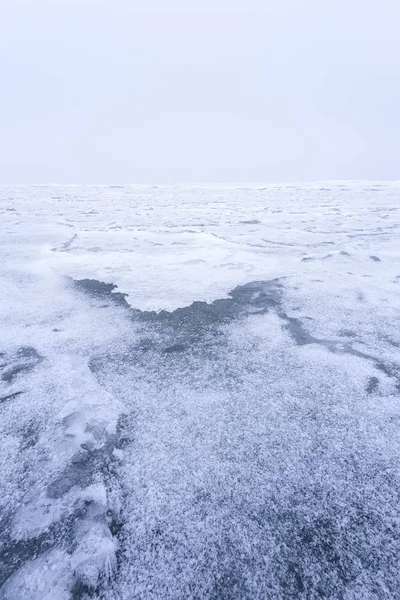 Invierno congelado lago / invierno tranquilo paisaje desierto lugar —  Fotos de Stock