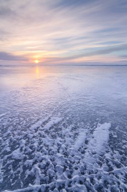Nehirde kış şafağı 