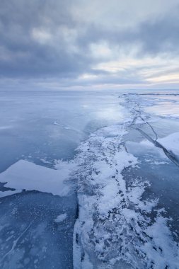 aydınlık kış manzarası 