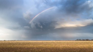 Gökkuşağı terk edilmiş bir alan üzerinde 