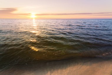 Sahilde gün doğumu