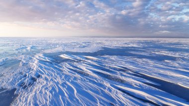 donmuş gölün sabah erken 