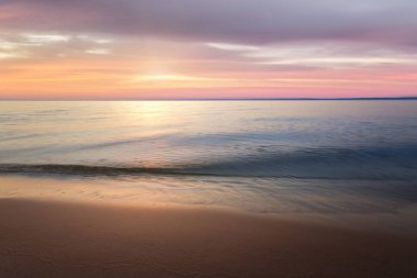 bir arka plan sessiz Sunset'teki sakin su