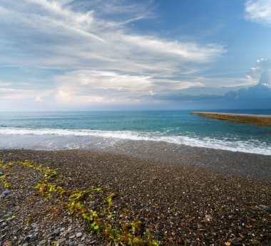 Sakin Karadeniz çakıl plajı 