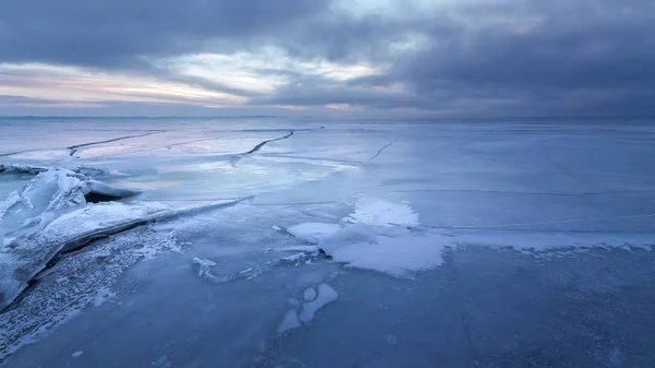 Koude winterochtend op het meer — Stockfoto