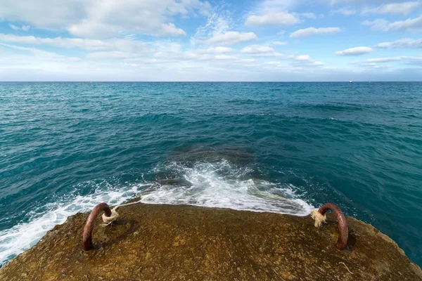 Dalga dalgakıran üzerinde 