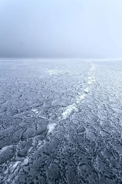 Niebla en un lago congelado —  Fotos de Stock