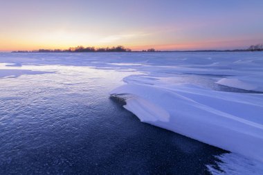 Mor şafak berrak gökyüzü 