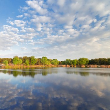 sonbahar Gölü, kabarık bulutlar 