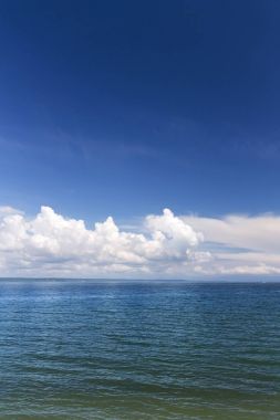 Turkuaz su üzerinde bulut 