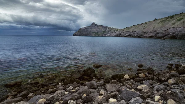 Nueva luz sobre las nubes de tormenta, la Crimea — Foto de Stock