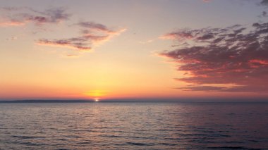 nehir üzerinde renkli şafak 