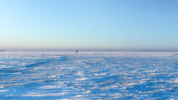 Mensen in de woestijn van verre sneeuw — Stockfoto