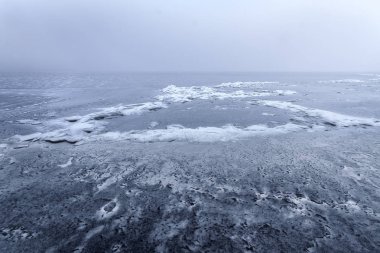 donmuş bir gölün üzerinde sis 