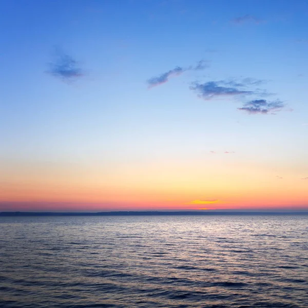 晴朗的天空, 平静的水的黎明 — 图库照片