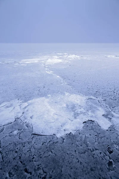 Туман на замерзшем озере — стоковое фото