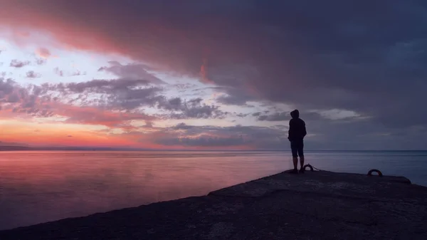 La gente sulla diga segue il tramonto — Foto Stock