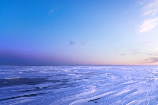 Hielo desierto amanecer en el lago —  Fotos de Stock