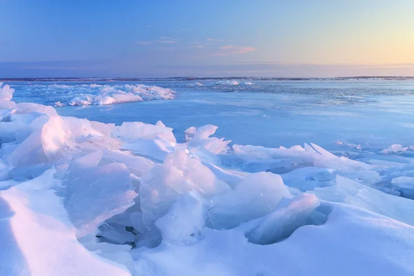 Dageraad op de oever van het bevroren meer Stockfoto