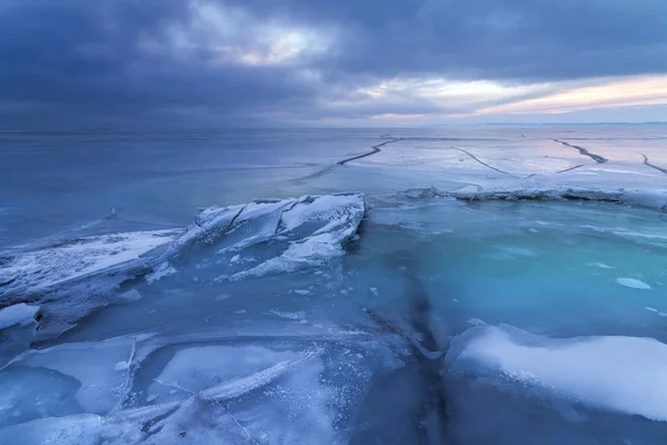 Morgendämmerung auf einem zugefrorenen See — Stockfoto