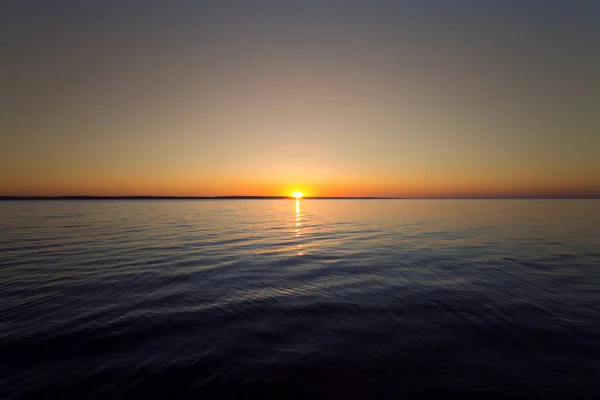 Lever de soleil sur l'eau — Photo