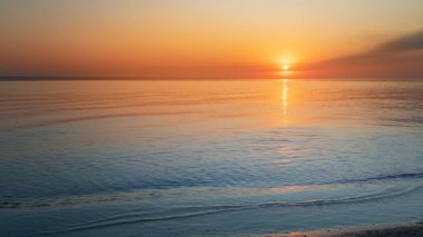 sabah erken gündoğumu dalgalı bir Nehri üzerinde 