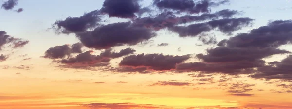 Solnedgång himmel tidig vår — Stockfoto