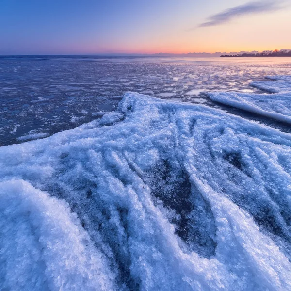 Kış kumsalı şafağı vakti / aydınlık kış manzarası — Stok fotoğraf