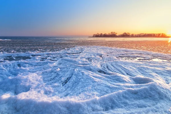 Winter Strand Morgendämmerung / helle Winterlandschaft — Stockfoto