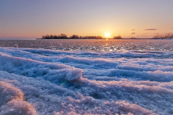 Winterstrand dageraad tijd / helder winterlandschap — Stockfoto