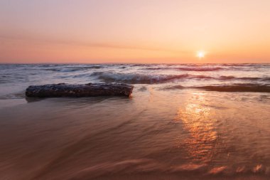 Suda gün batımı Akşam / Bahar Doğal Güzelliğin manzarası