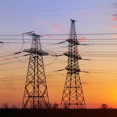 Sahada / Günbatımında enerji hattı Endüstriyel elektrik direkleri