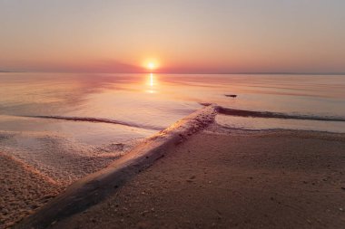 Suda gün batımı Akşam / Bahar Doğal Güzelliğin manzarası