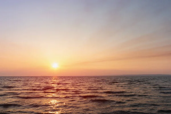 落日落在水面上 美丽的晚春风景 — 图库照片