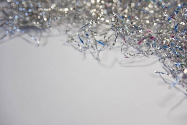 Dekorasyonlar için metalik gümüş şeritler üzerine seçici odak