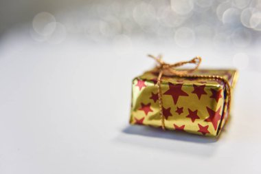 Dantelli altın kutu ve İsa 'nın diğer özellikleri.