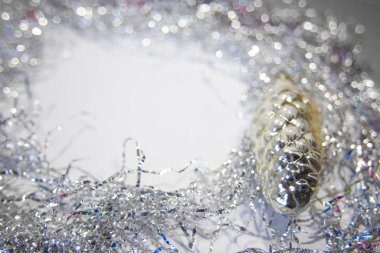 Eski Noel ve beyaz sırtında camdan yapılmış yeni yıl oyuncakları