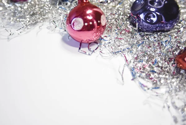 Oud kerstmis en nieuwjaar speelgoed gemaakt van glas op de witte achterkant — Stockfoto