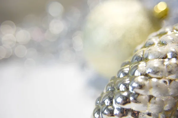 Eski Noel ve beyaz sırtında camdan yapılmış yeni yıl oyuncakları