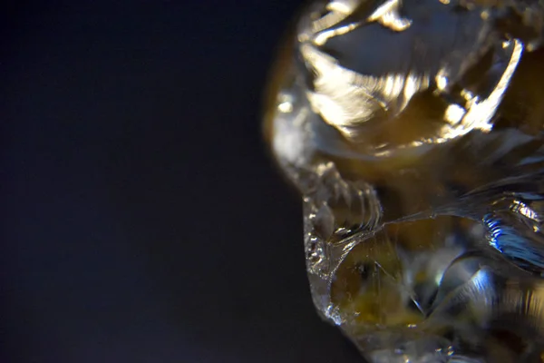 Жовтий вулканічний скляний кристал на темному тлі з s — стокове фото