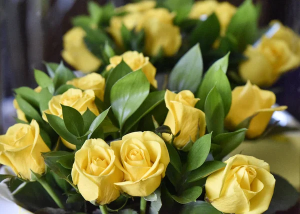 Buquê de rosas amarelas, foco seletivo — Fotografia de Stock