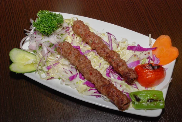 Grillowany kebab z sałatką i warzywami na białym talerzu — Zdjęcie stockowe