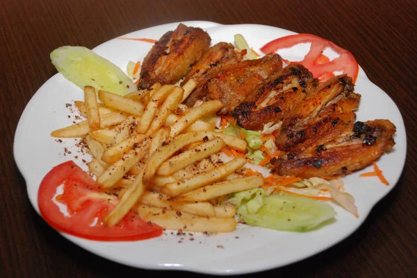 Ali di pollo fritte con patatine fritte e verdure fresche — Foto Stock