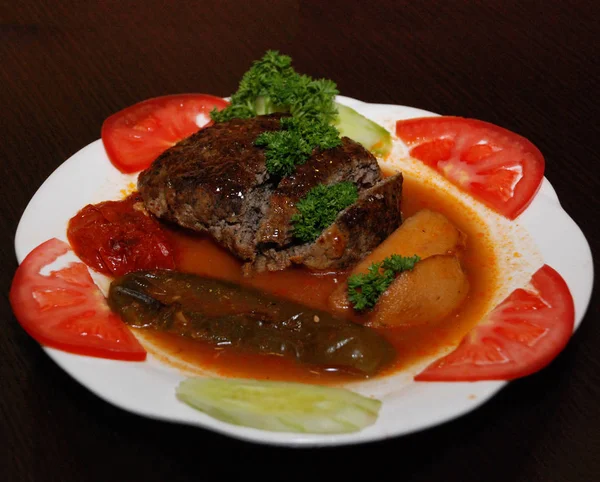 Cutlet med aubergine och färska grönsaker på den vita plattan — Stockfoto