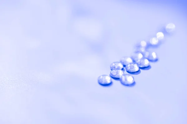 Синие изолированные кристаллы на ровном фоне сбоку. — стоковое фото