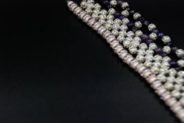 Lignes de perles de perles, cristaux et pierres violettes au maïs — Photo